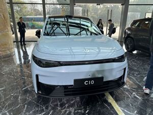“对标”理想L7！零跑C10开启预售，朱江明：我们的竞争对手也包括燃油车
