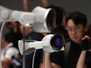 Vision Pro被曝戴不了半小时，国内代购价炒到8.9万；疯狂的日本股市：散户抛售，外资大买；日本登月探测器着陆月球表面但出故障|一周事件