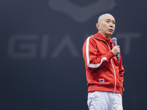 史玉柱现身巨人公司年会：不能炒概念，要将AI“贯到骨子里”