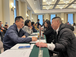 一场无人叫“停”的委员局长见面会
