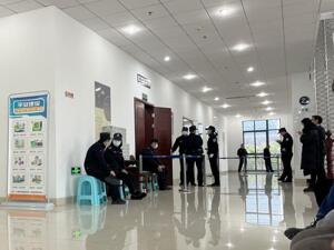 质疑办案人员涉嫌非法旁听 合盛硅业原总经理方红承案庭审两日后暂被取消