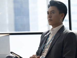 假冒演员靳东实施诈骗，八名被告人一审获刑！