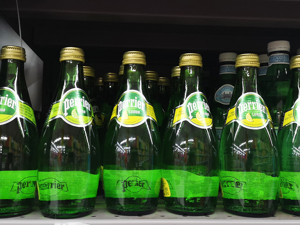法国“天然矿泉水”被曝欺诈丑闻！30%以上品牌存违规操作，涉雀巢旗下巴黎水等多个品牌