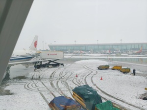 当15年来最强低温雨雪冰冻天气遇上春运 风雪中的归途，“只要能回家，等一会也没关系”