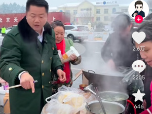 湖北冰冻雨雪遇上“春运”：这位文旅局副局长高速旁煮面送滞留旅客  这里的大巴也免费送群众返乡 