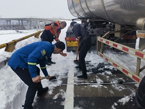 湖北冻雨除冰有多难？对话救援队员：冰层砸不裂，冰花四溅只出现一个小孔
