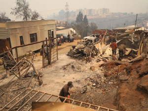 131人死亡，近1.5万座房屋受损！这国重灾区卫星图片触目惊心，幸存者回忆：就像经历了一场轰炸