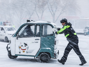 寒潮等四预警齐发，部分地区降温可达18℃以上，局地有大暴雪、大暴雨，气象专家提醒