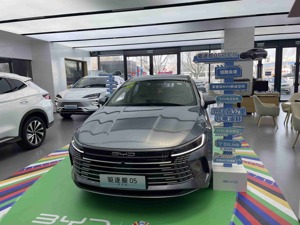  实探比亚迪开年“第一降”背后：锂电池成本下跌让“电比油低”成真？五菱等一批品牌跟进