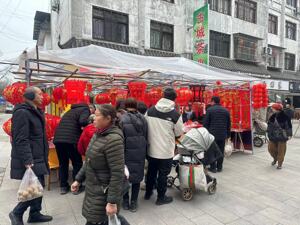 抓娃娃、买彩票、买周边⋯⋯年轻人过年“多巴胺三件套” | 2024年味消费纪实