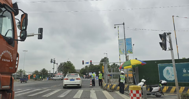 广州南沙沥心沙大桥被撞现场直击：上桥道路已实施交通管制
