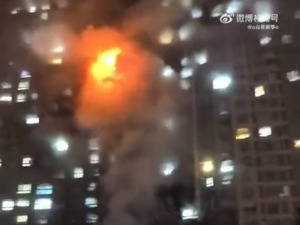 南京一居民楼突发火灾！30楼住户：客厅被浓烟填满，明火烧到了隔壁家；亲历者：被爆炸声吵醒，闻到烧焦的味道