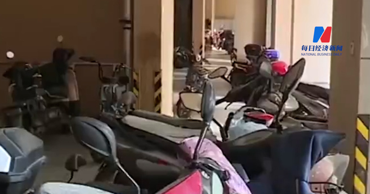 “被爆炸声吵醒”！南京居民楼火灾亲历者讲述逃生经过，南京电视台曾报道起火小区有火灾隐患，南京起火小区已发生过两次火灾