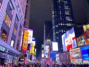 英伟达市值一度突破2万亿，黄仁勋站到全球20首富俱乐部门口；商业地产危机，美国新能源车“渔翁得利”；图灵得主狠批Sora ；50多年后美国航天器再次着陆月球|一周事件