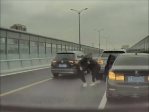 宾利司机当街殴打宝马司机？杭州警方通报：嫌疑人被刑拘，两人系表兄弟