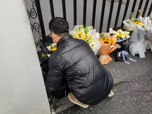 图集丨宗庆后逝世 市民自发献花悼念
