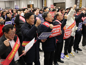 危机升至最高级！近9000名医生辞职，超万名高校在读医学生申请休学，韩国政府怒了