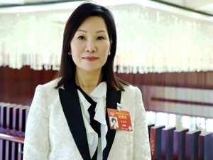 聚焦全国两会| 全国政协委员、香江控股董事长翟美卿：建议政府加大校园心理危机干预专项经费拨款力度