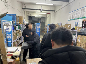 一线调查｜“擅放快递柜”最高罚款3万元！新规首日网点直呼“做不到” 一线小哥如何摆脱“低派费困境”？