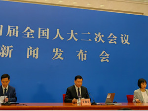 两会现场手记丨直击十四届全国人大二次会议新闻发言人首次亮相，这场发布会传递出哪些新信息……