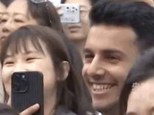 王毅：你是跳“科目三”的小伙子吧？我在短视频看过你……疯狂点头的原来是他→