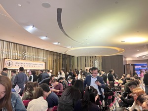 现场｜香港撤辣后爆火新盘即将二次售罄：超额认购34倍，投资客占比4成，数位买家同时认购多套房