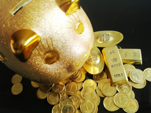 金价高企  首饰店员称顾客在观望，金饰相关上市公司业绩多预增