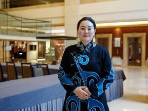 全国人大代表乔进双梅：带着彝绣产品上两会 建议推动特色产业发展