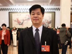 每经专访全国人大常委会委员郑功成：“35岁以内”入职限制条件成为影响高学历年轻人就业的严重障碍，第一学历歧视现象应当坚决纠正