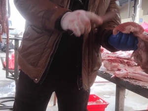 315曝光！梅菜扣肉原料竟是3元一斤的槽头肉！商户：都是淋巴，不能吃！国家市场监督管理总局回应