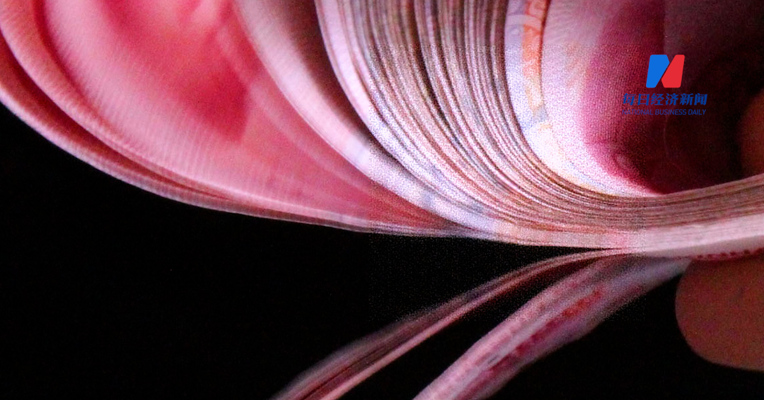 胡润研究院：中国拥有亿元资产的家庭达13.3万户,其中企业主的比例占到79%,富裕家庭分布前三城市为北京、上海和香港 