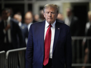美国史上首位！特朗普前顾问纳瓦罗前往监狱报到；特朗普请求豁免......