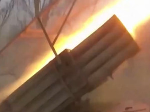 俄罗斯一炼油厂起火，目击者听到爆炸声！乌克兰能源基础设施遭到大规模空袭；克宫称俄已处于战争状态