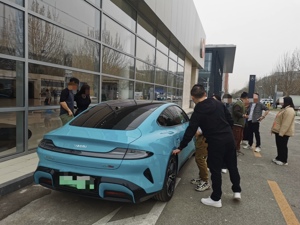 小米SU7上市倒计时！北京一直营店实车已到店，有销售担忧“卖得太好产能跟不上”