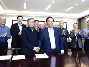 卸任西安交大校长一周后，王树国任福耀科技大学校长！曹德旺当场签署邀约函……