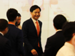 热搜第一！雷军送张颂文的SU7真车现身