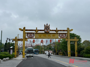背靠江西鹰潭5A级风景区龙虎山 西藏旅游运营4000公里外商业小镇连亏五年