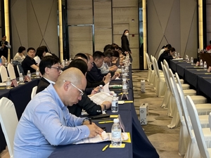 每经记者直击胰岛素集采接续采购现场：共13家企业参与，首次设置义务监督员，通化东宝最晚递交材料