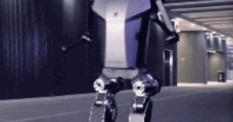 能以6公里/小时的速度稳定奔跑 人形机器人天工发布 全球首个纯电驱拟人奔跑全尺寸人形机器人