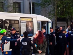 专题 | 已有500多人被捕！美高校“挺巴”抗议已蔓延至近60所大学，有学生打出横幅：你为结束种族灭绝做了什么？
