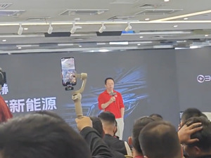990万元！周鸿祎迈巴赫成交！市场价不到100万，本人回应：我都懵了