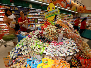 2023年休闲零食年报盘点：头部企业面临阵痛，高性价比和量贩零食成行业关键词