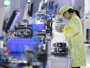 中共中央政治局：灵活运用利率和存准率等政策工具 加大对实体经济支持力度