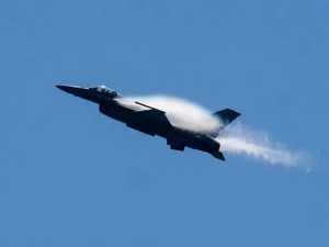 突发！F-16战机又坠毁，飞行员成功逃生