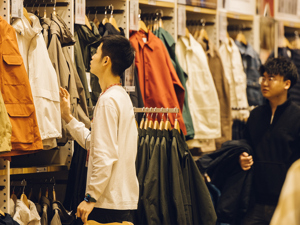 服装行业的2023：近八成上市公司归母净利润同比增长，存货周转天数普遍减少