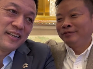 何小鹏兑现打骨折卖车承诺！亲自将小鹏X9交付给李斌，曾表示个人添一半打五折