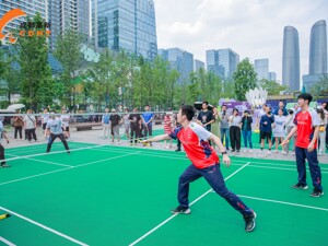 羽毛球队冠军来到成都高新区 与市民切磋球技