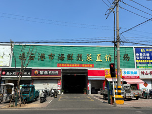 探访“鬼秤”事件后的连云港海鲜蔬菜直销市场：多处悬挂警示标语，部分商户关门歇业