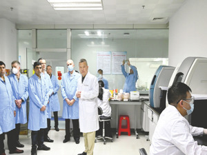 康方生物上周五盘中一度跌超40% 董事长紧急开会给投资者吃“定心丸”