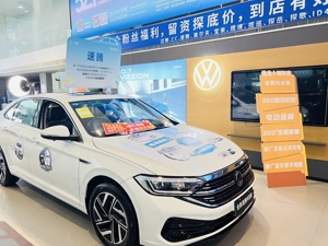 推动汽车以旧换新 成都龙泉驿汽车市场购车忙